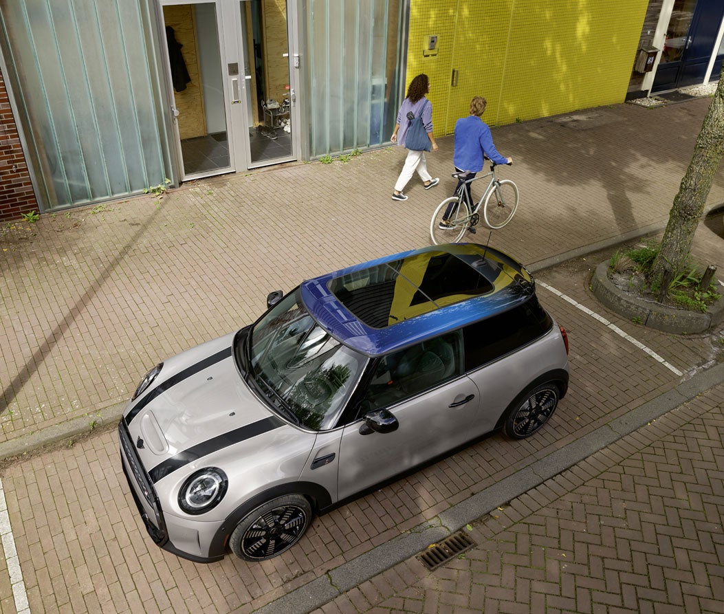 A view of the Hardtop 2 Door multitone roof.